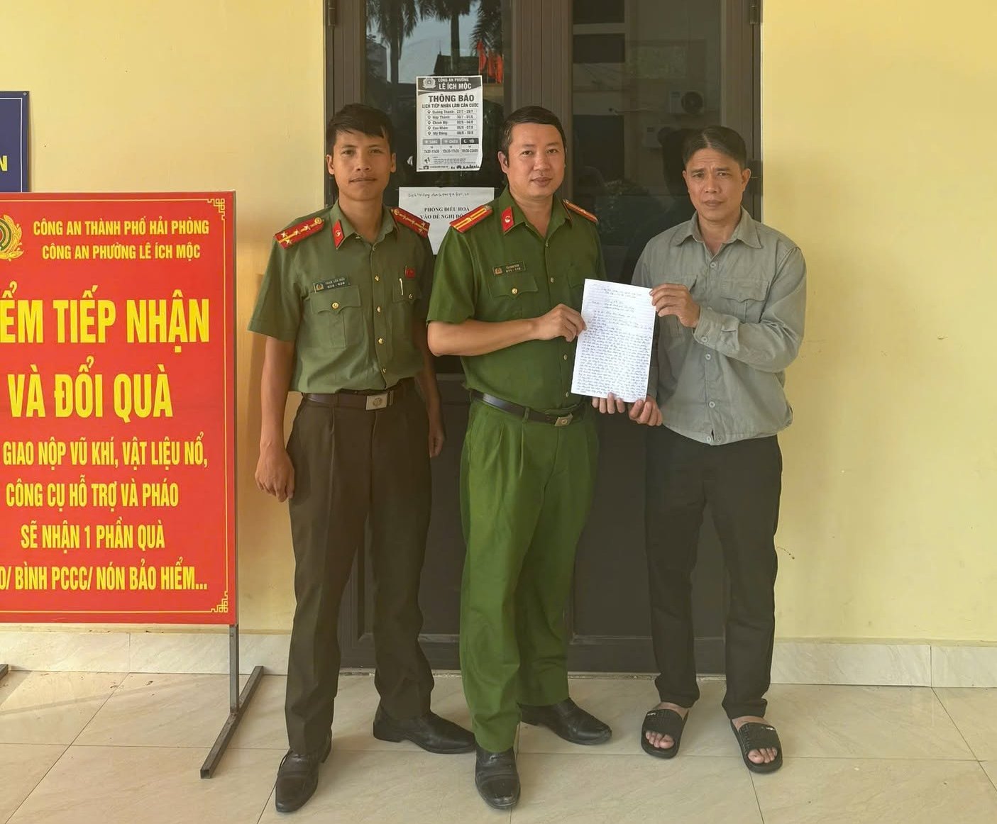 Công an phường Lê Ích Mộc: Biểu dương 2 chiến sĩ luôn gần dân, sát dân, đồng hành cùng Nhân dân